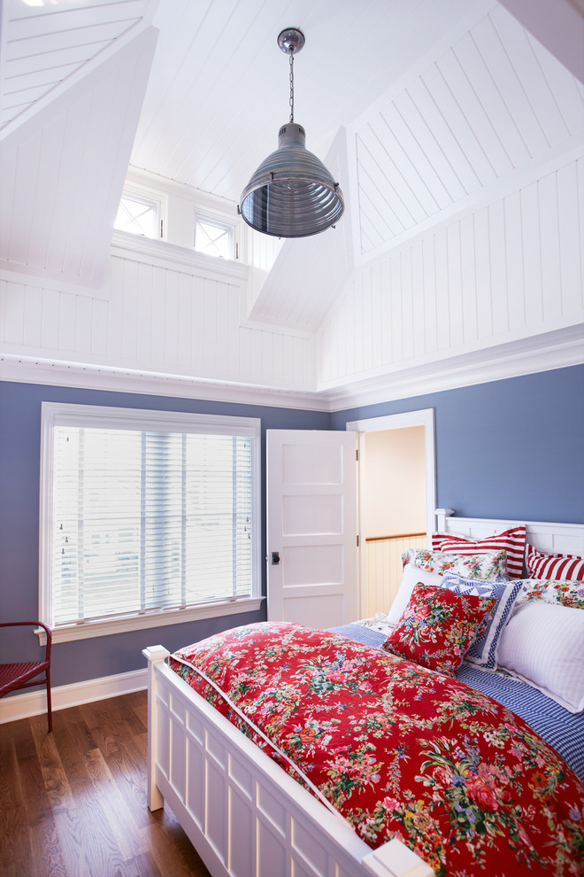 Maritimes Schlafzimmer ohne Kamin mit blauer Wandfarbe und braunem Holzboden in New York