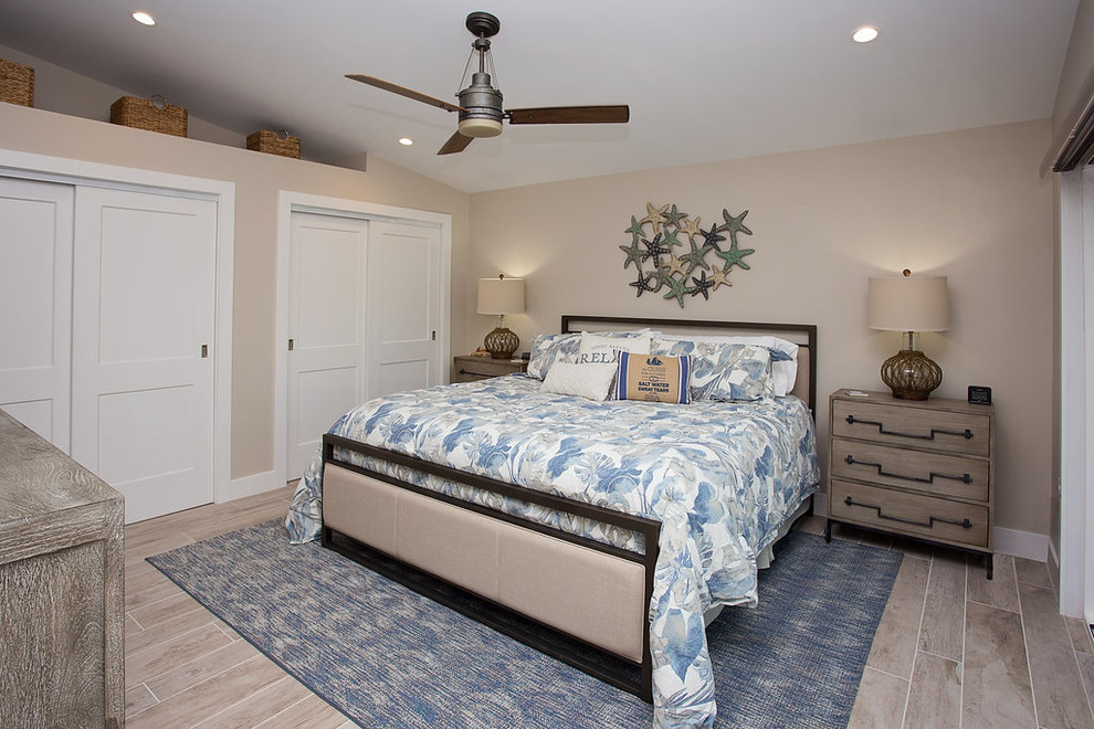 На фото: хозяйская спальня среднего размера в морском стиле