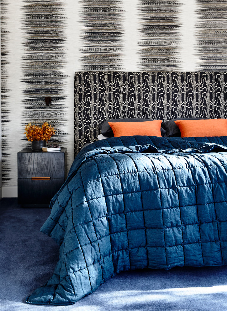 На фото: большая хозяйская спальня в стиле фьюжн с разноцветными стенами и ковровым покрытием без камина с