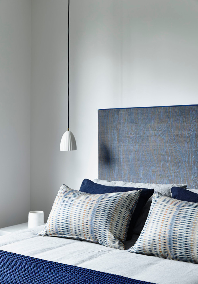 メルボルンにある中くらいなコンテンポラリースタイルのおしゃれな客用寝室 (白い壁、カーペット敷き) のインテリア