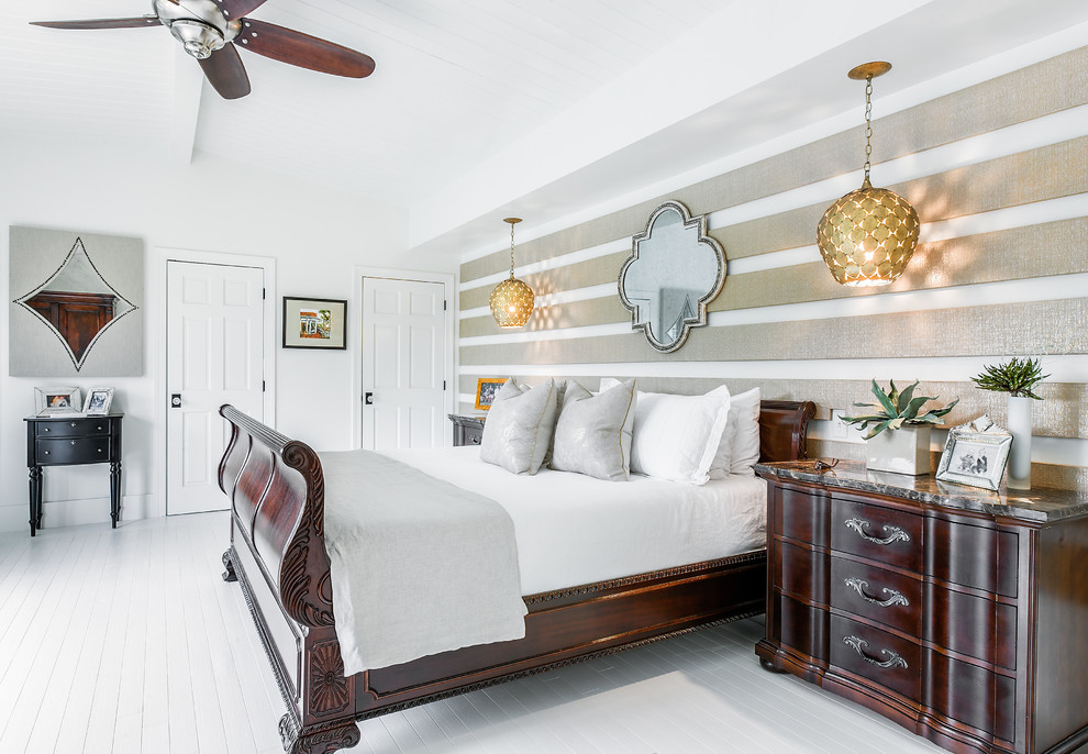 Klassisches Schlafzimmer mit weißer Wandfarbe, gebeiztem Holzboden und weißem Boden in Jacksonville