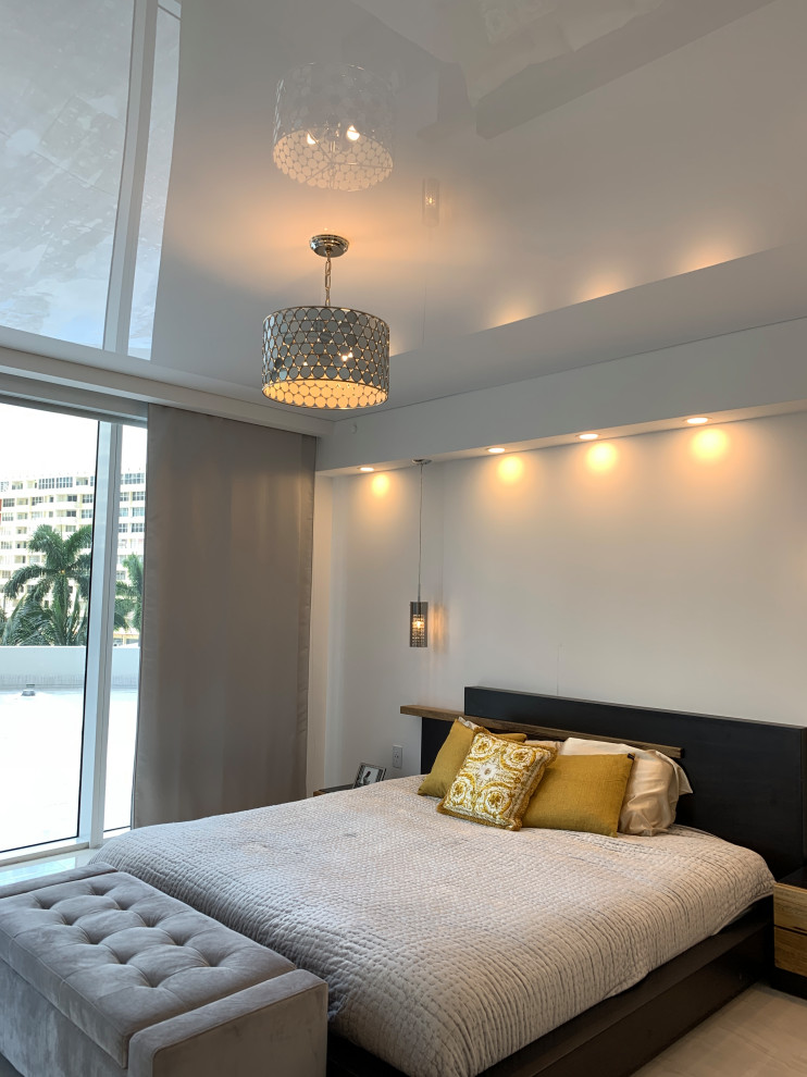 マイアミにある中くらいなおしゃれな主寝室 (白い壁、ベージュの床、クロスの天井) のインテリア