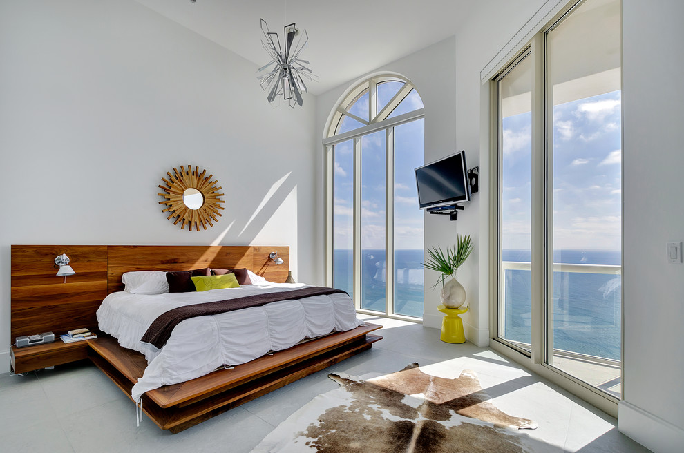 Modernes Schlafzimmer ohne Kamin mit weißer Wandfarbe in Miami