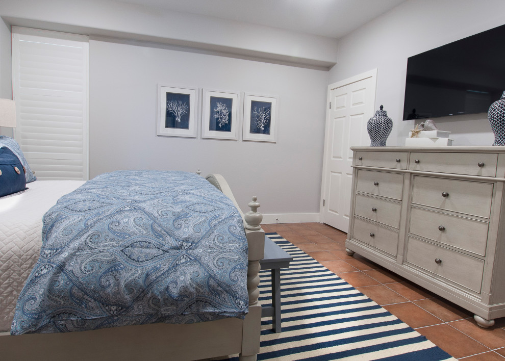 Идея дизайна: хозяйская спальня среднего размера в морском стиле с серыми стенами