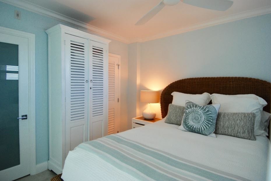 Idee per una camera degli ospiti stile marinaro di medie dimensioni con pareti blu, moquette, nessun camino e pavimento beige