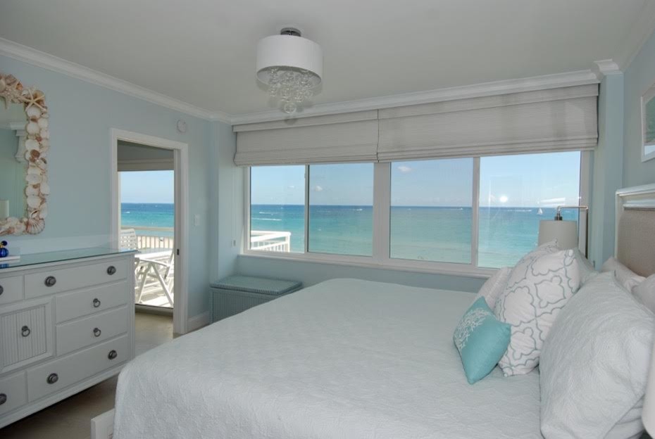 На фото: хозяйская спальня среднего размера в морском стиле с синими стенами, ковровым покрытием и бежевым полом без камина с
