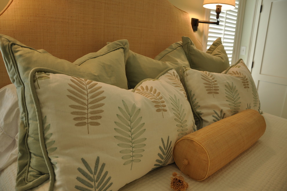 Идея дизайна: гостевая спальня (комната для гостей) в морском стиле с зелеными стенами и ковровым покрытием без камина