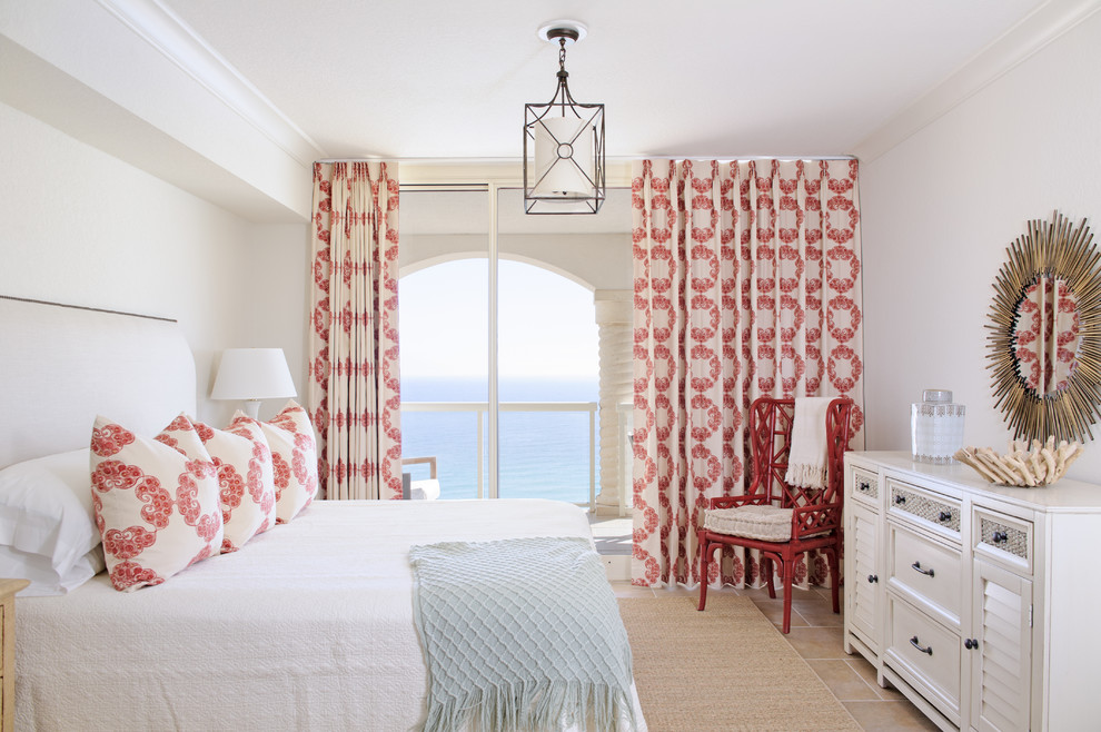 マイアミにあるビーチスタイルのおしゃれな客用寝室 (白い壁、暖炉なし、赤いカーテン) のインテリア