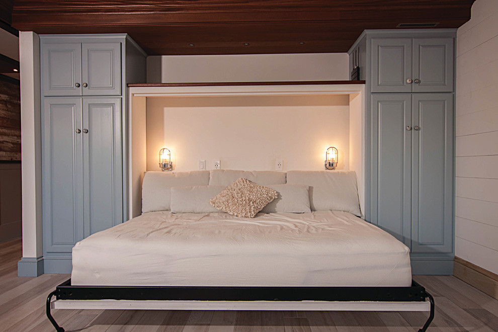 Immagine di una piccola camera degli ospiti boho chic con pareti beige, pavimento con piastrelle in ceramica e pavimento beige