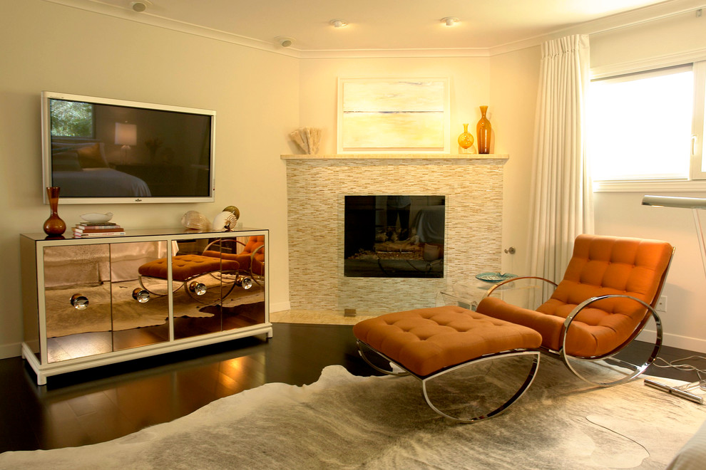 ロサンゼルスにある中くらいなビーチスタイルのおしゃれな主寝室 (白い壁、濃色無垢フローリング、タイルの暖炉まわり、コーナー設置型暖炉、茶色い床) のレイアウト
