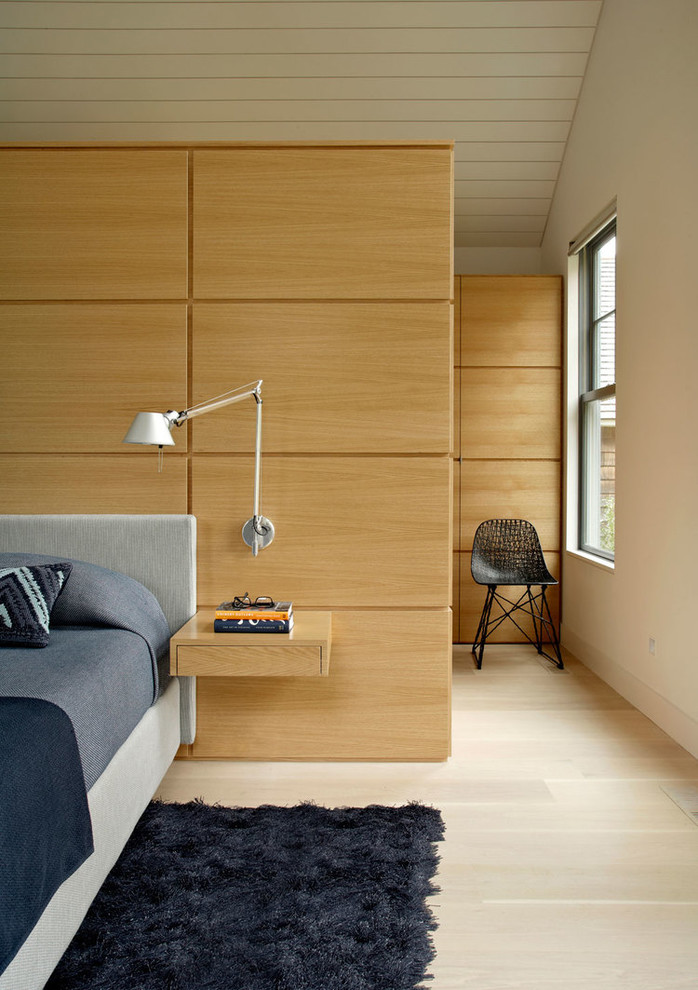 Источник вдохновения для домашнего уюта: спальня в современном стиле с коричневыми стенами, светлым паркетным полом и бежевым полом без камина