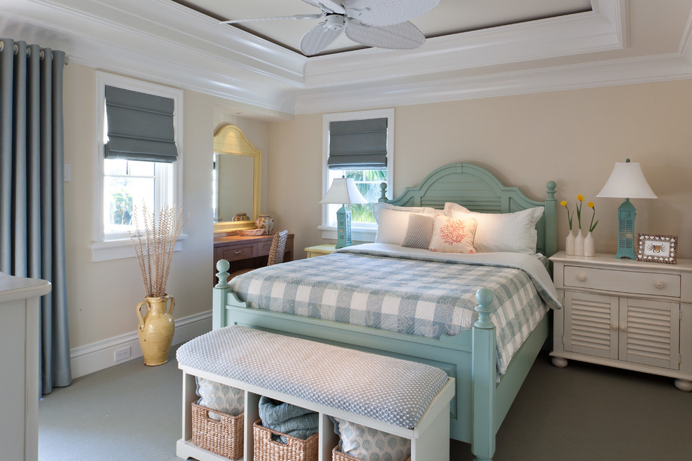 Cette image montre une chambre avec moquette marine avec un mur beige et un sol gris.