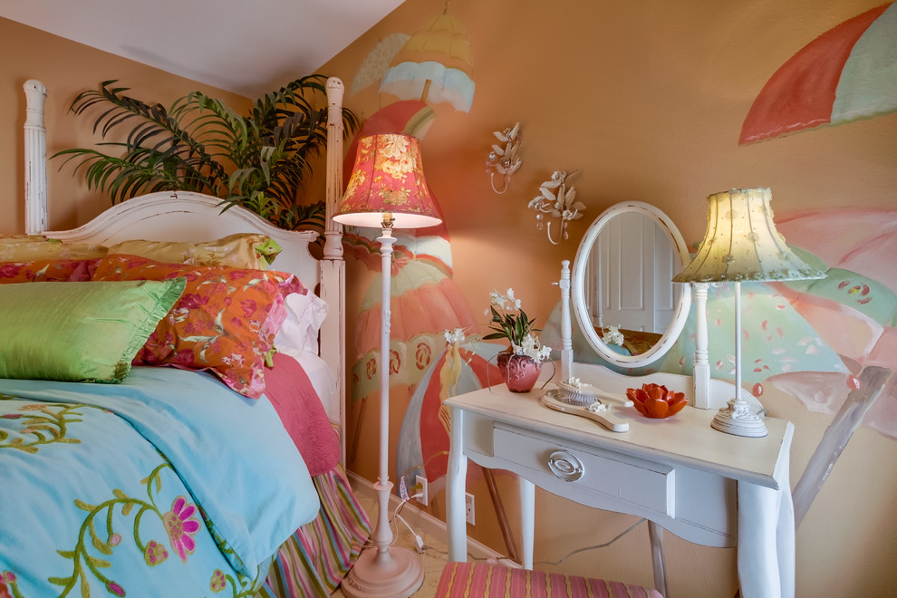 サンディエゴにある中くらいなビーチスタイルのおしゃれな客用寝室 (オレンジの壁、カーペット敷き、暖炉なし) のレイアウト