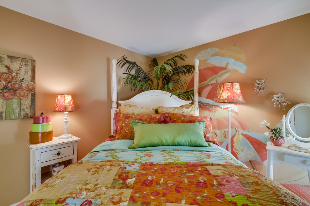 Modelo de habitación de invitados tropical de tamaño medio sin chimenea con parades naranjas y moqueta