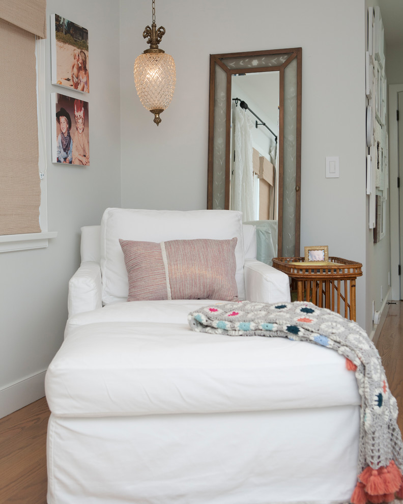 Foto di una camera matrimoniale stile marino con pareti bianche, pavimento in legno massello medio e pavimento marrone