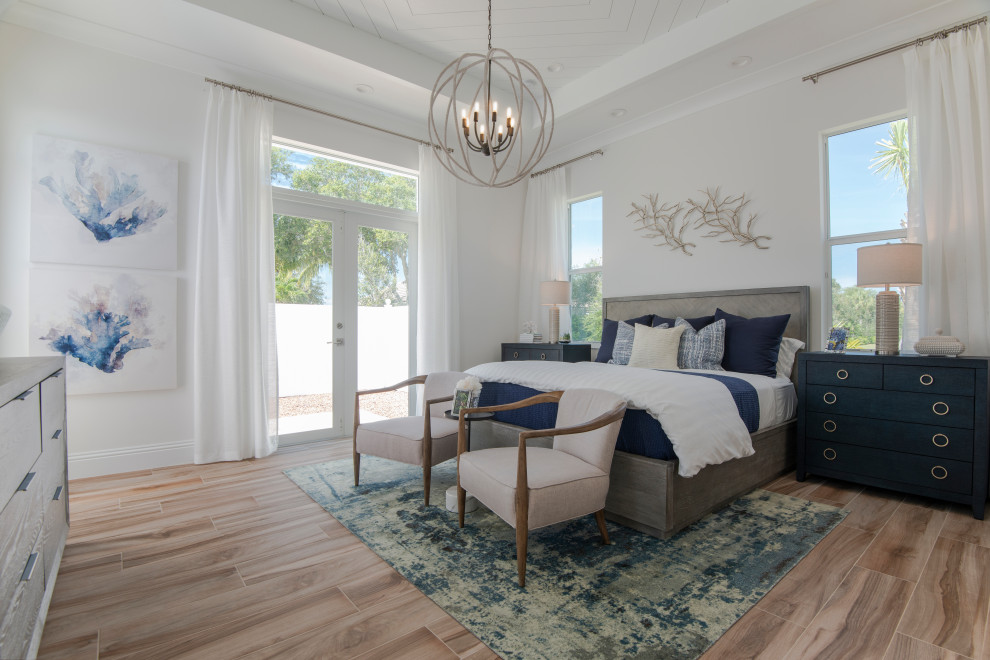 Maritimes Hauptschlafzimmer mit weißer Wandfarbe, Keramikboden und Holzdielendecke in Orlando