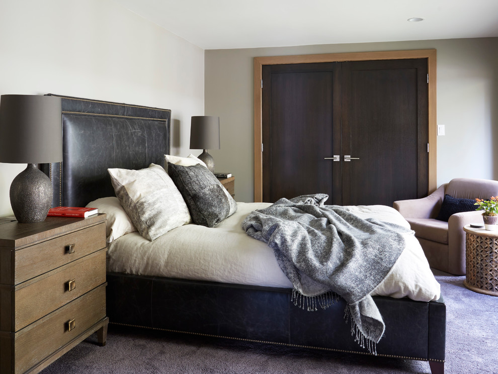 Foto de habitación de invitados actual de tamaño medio con paredes grises y moqueta