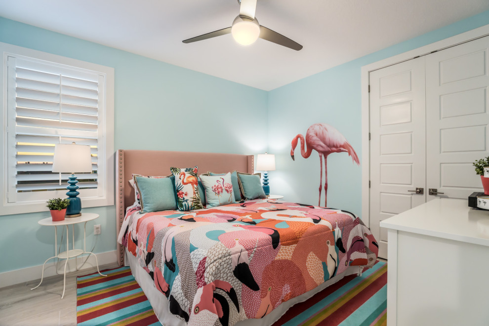 Imagen de dormitorio costero con paredes azules y suelo gris
