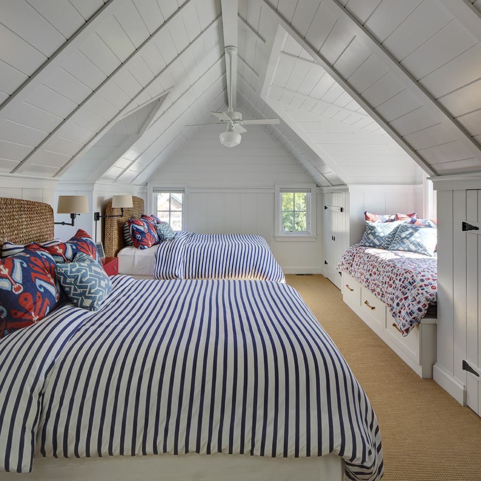 Стильный дизайн: спальня на мансарде в морском стиле с белыми стенами и ковровым покрытием - последний тренд