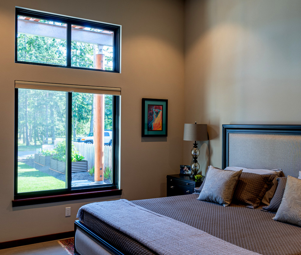 Modelo de habitación de invitados contemporánea de tamaño medio sin chimenea con paredes blancas, moqueta y suelo beige