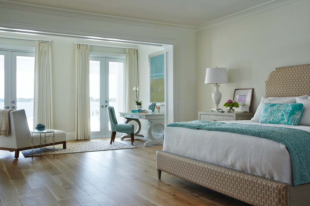Diseño de dormitorio principal marinero grande sin chimenea con paredes beige y suelo de madera en tonos medios