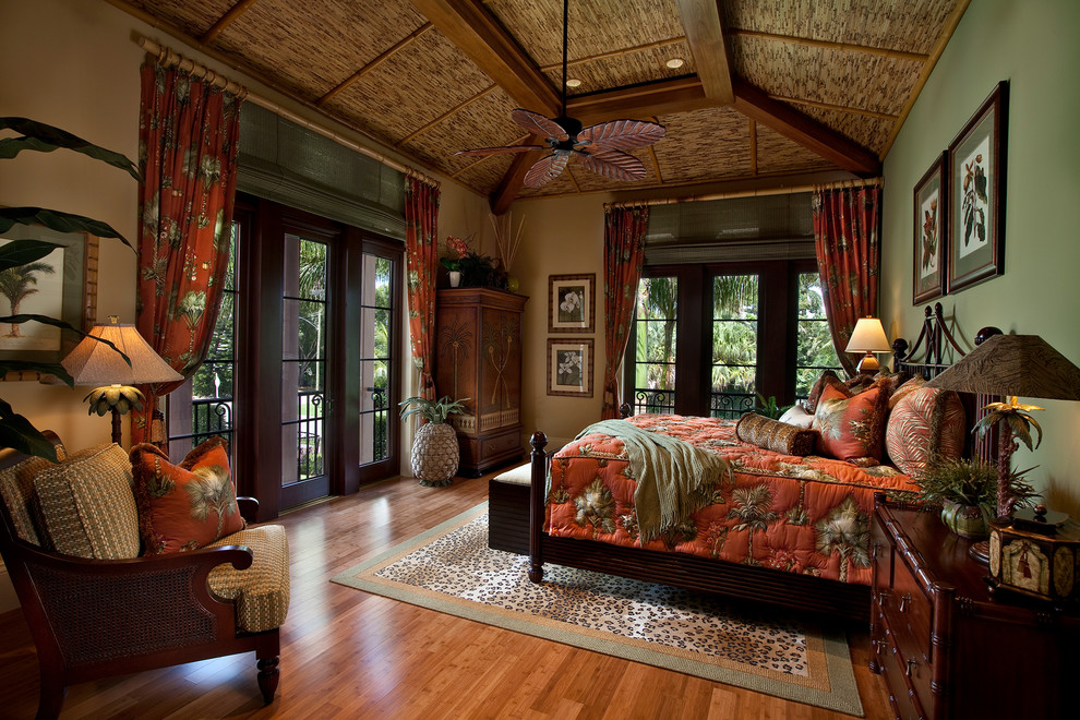 Ispirazione per una camera da letto tropicale con pareti verdi