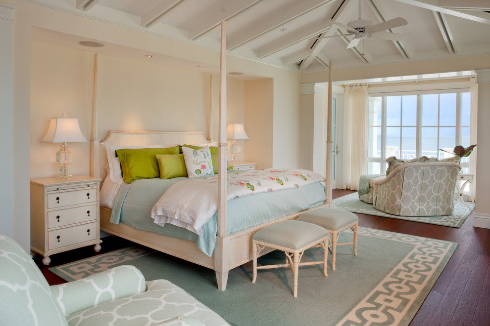 Свежая идея для дизайна: спальня в морском стиле с бежевыми стенами и темным паркетным полом - отличное фото интерьера