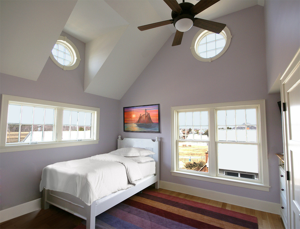 Kleines Maritimes Gästezimmer ohne Kamin mit lila Wandfarbe und hellem Holzboden in Boston