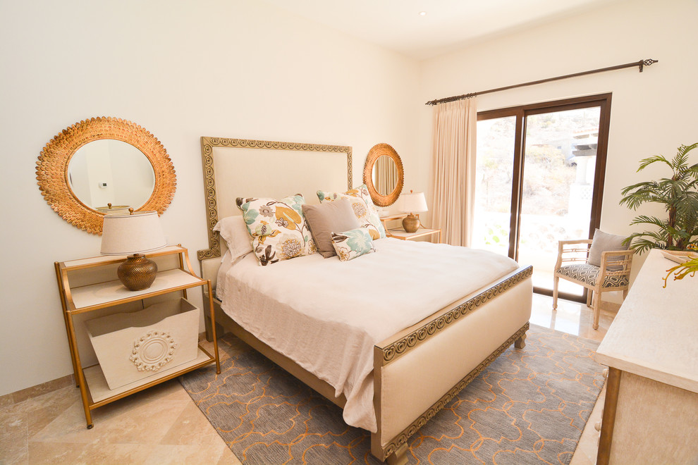 Esempio di una camera da letto chic con pareti bianche e pavimento con piastrelle in ceramica
