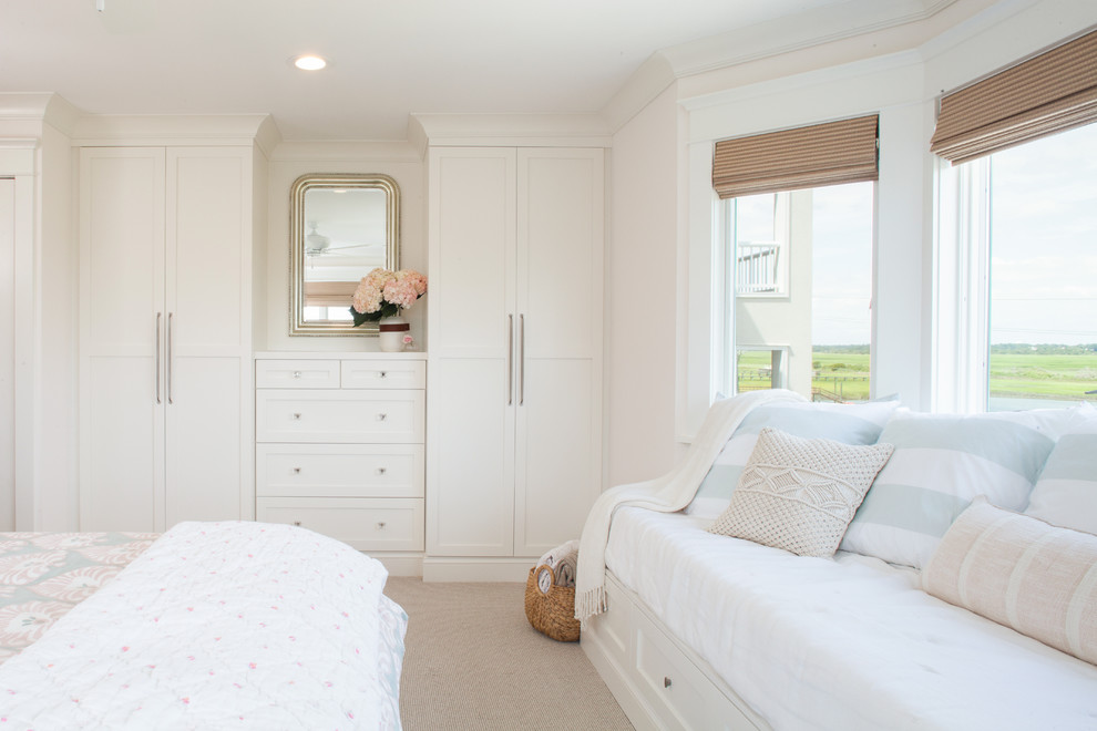 На фото: хозяйская спальня среднего размера в стиле неоклассика (современная классика) с белыми стенами и ковровым покрытием без камина с