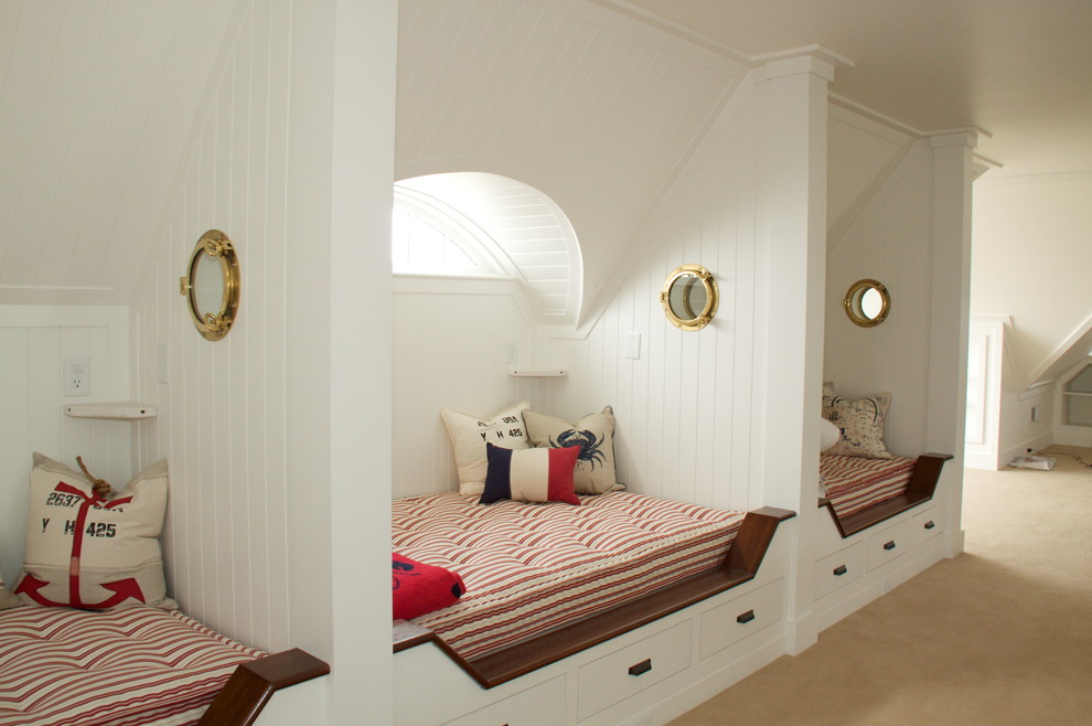 Foto de dormitorio costero con paredes blancas, moqueta y techo inclinado