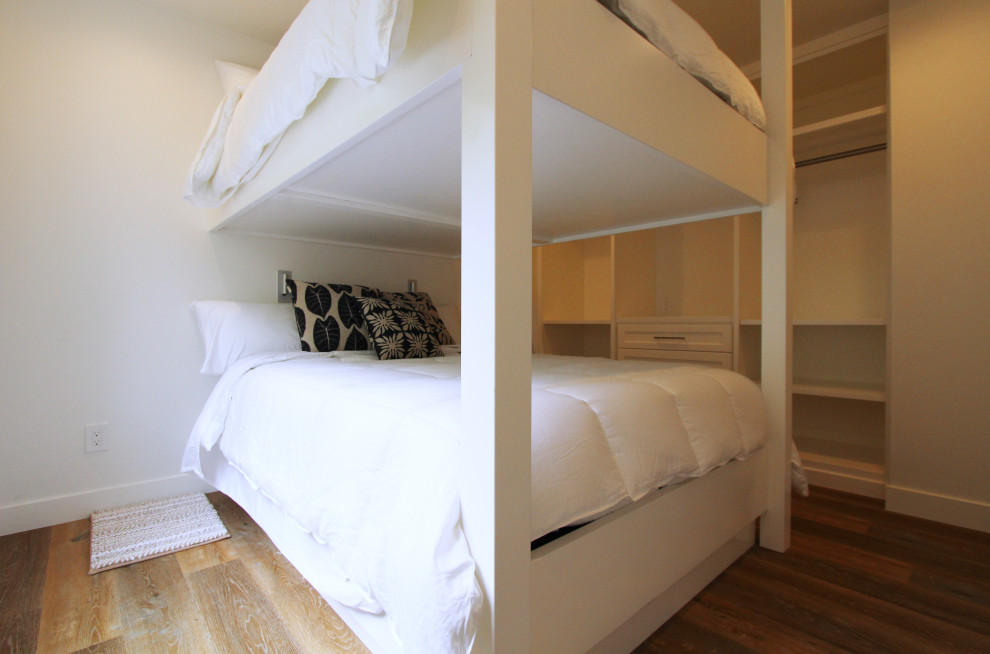Foto di una camera degli ospiti stile marino di medie dimensioni con pareti bianche, pavimento in vinile e pavimento marrone