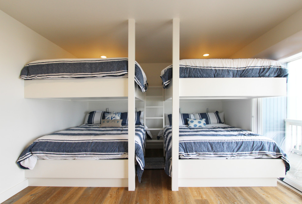 Modelo de habitación de invitados costera de tamaño medio con paredes blancas, suelo vinílico y suelo marrón