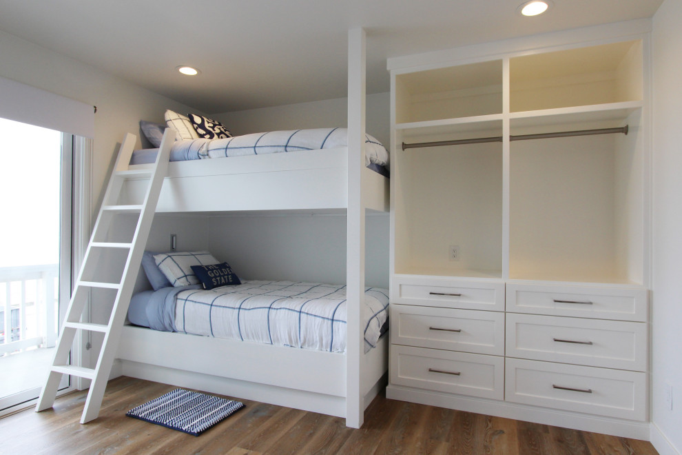 Стильный дизайн: гостевая спальня среднего размера, (комната для гостей) в морском стиле с белыми стенами, полом из винила и коричневым полом - последний тренд
