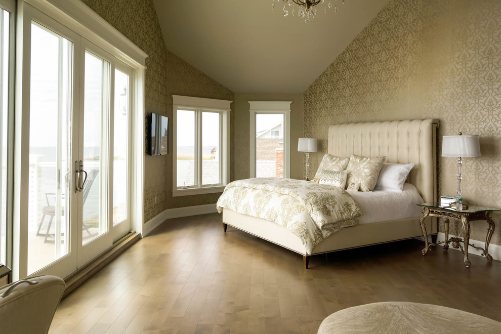 ブリッジポートにある広いトラディショナルスタイルのおしゃれな主寝室 (ベージュの壁、無垢フローリング、暖炉なし、ベージュの床) のインテリア