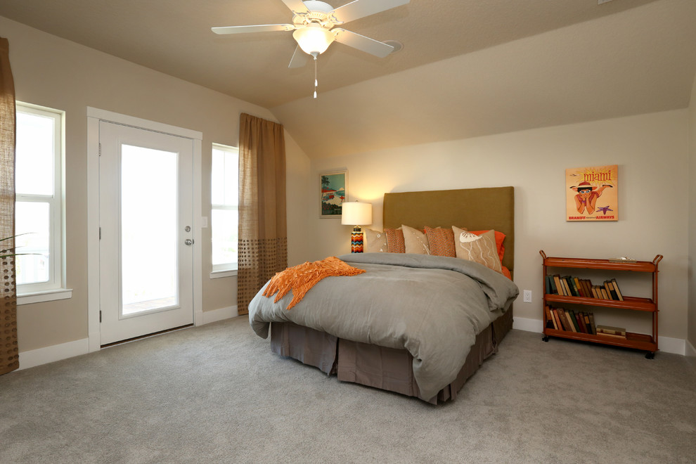 Foto de habitación de invitados costera de tamaño medio sin chimenea con paredes beige, moqueta y suelo gris