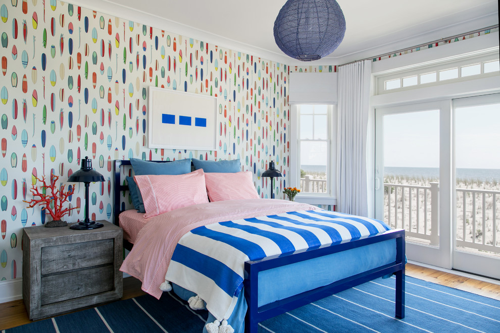Esempio di una camera da letto costiera di medie dimensioni con pareti multicolore, pavimento in legno massello medio e pavimento marrone