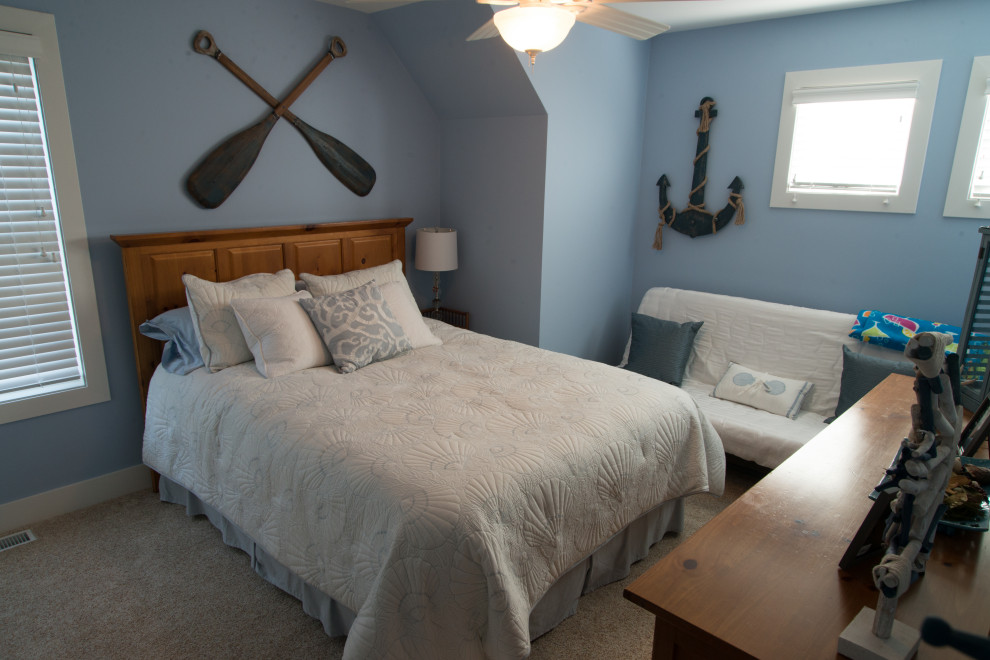 Imagen de habitación de invitados marinera de tamaño medio con paredes beige, moqueta y suelo beige