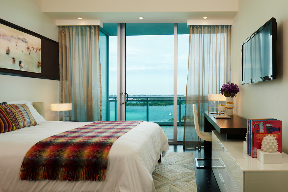 Immagine di una camera da letto stile marino con pareti beige e TV