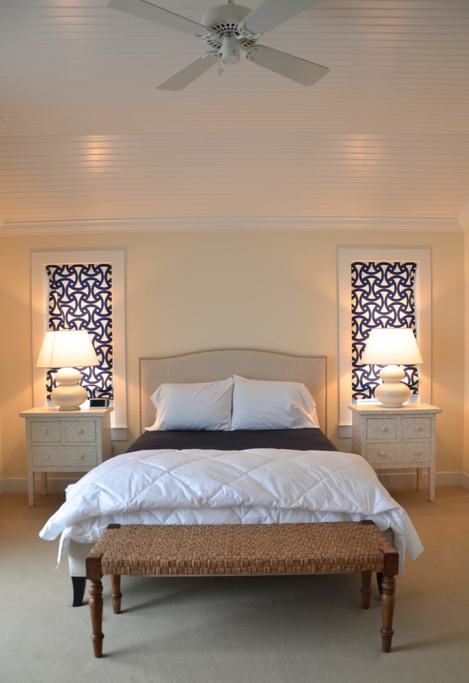 Imagen de habitación de invitados tradicional renovada de tamaño medio sin chimenea con paredes beige, moqueta y suelo beige