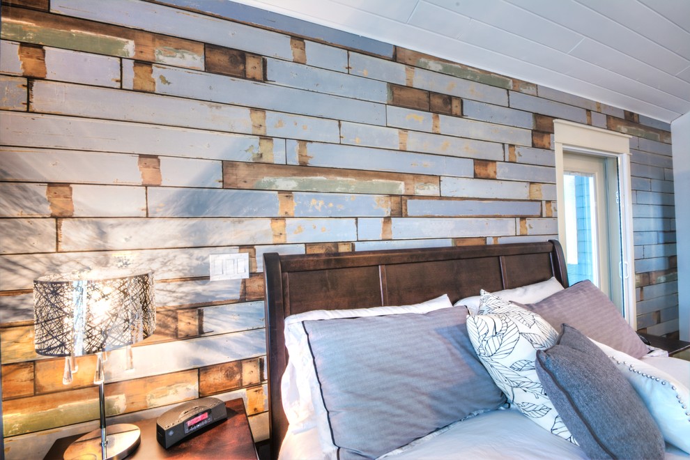 Cette image montre une chambre traditionnelle de taille moyenne avec un mur multicolore, une cheminée double-face, un manteau de cheminée en bois et un sol beige.