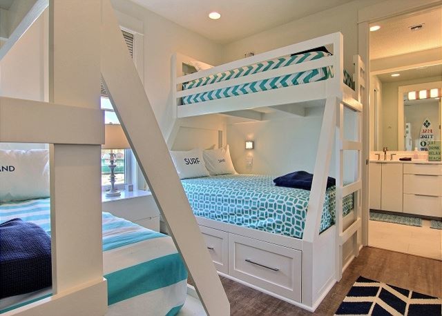 Ejemplo de habitación de invitados marinera pequeña con paredes blancas, suelo de madera en tonos medios y suelo marrón