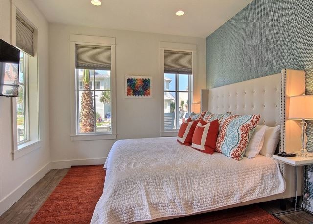 Foto di una camera degli ospiti stile marino di medie dimensioni con pareti blu e pavimento in legno massello medio