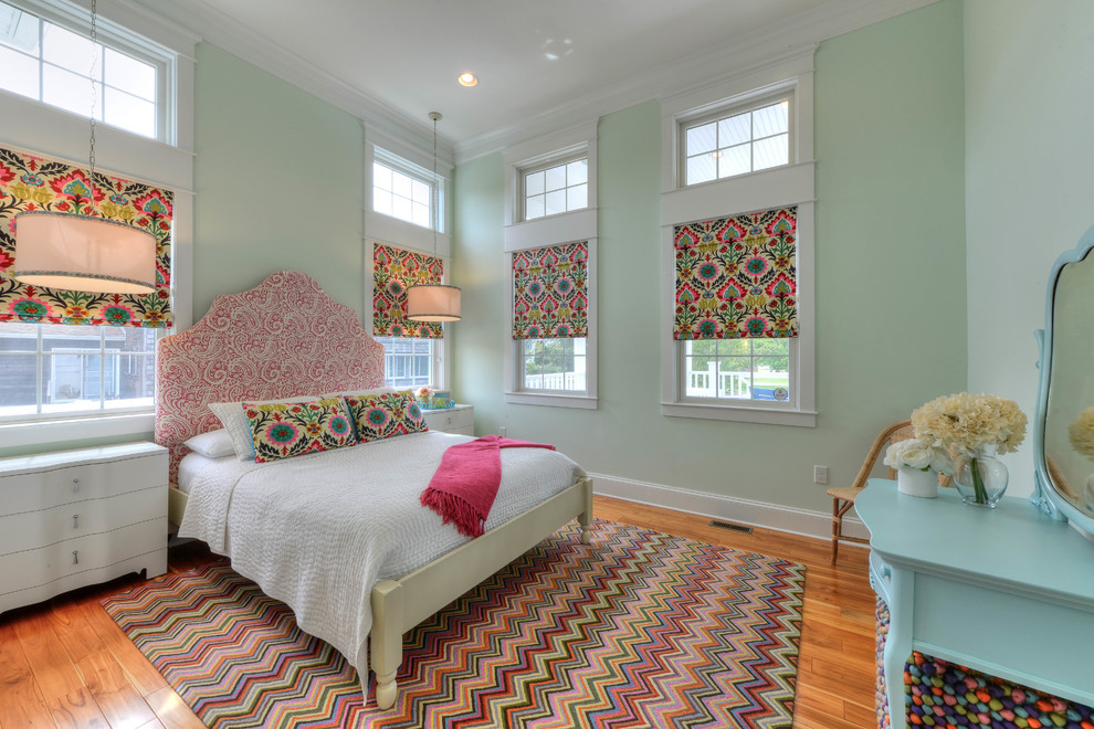 Maritimes Gästezimmer ohne Kamin mit grüner Wandfarbe, braunem Holzboden und braunem Boden in Philadelphia