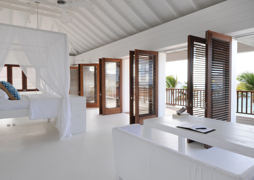 Diseño de dormitorio principal exótico extra grande sin chimenea con paredes blancas, suelo de cemento y suelo blanco