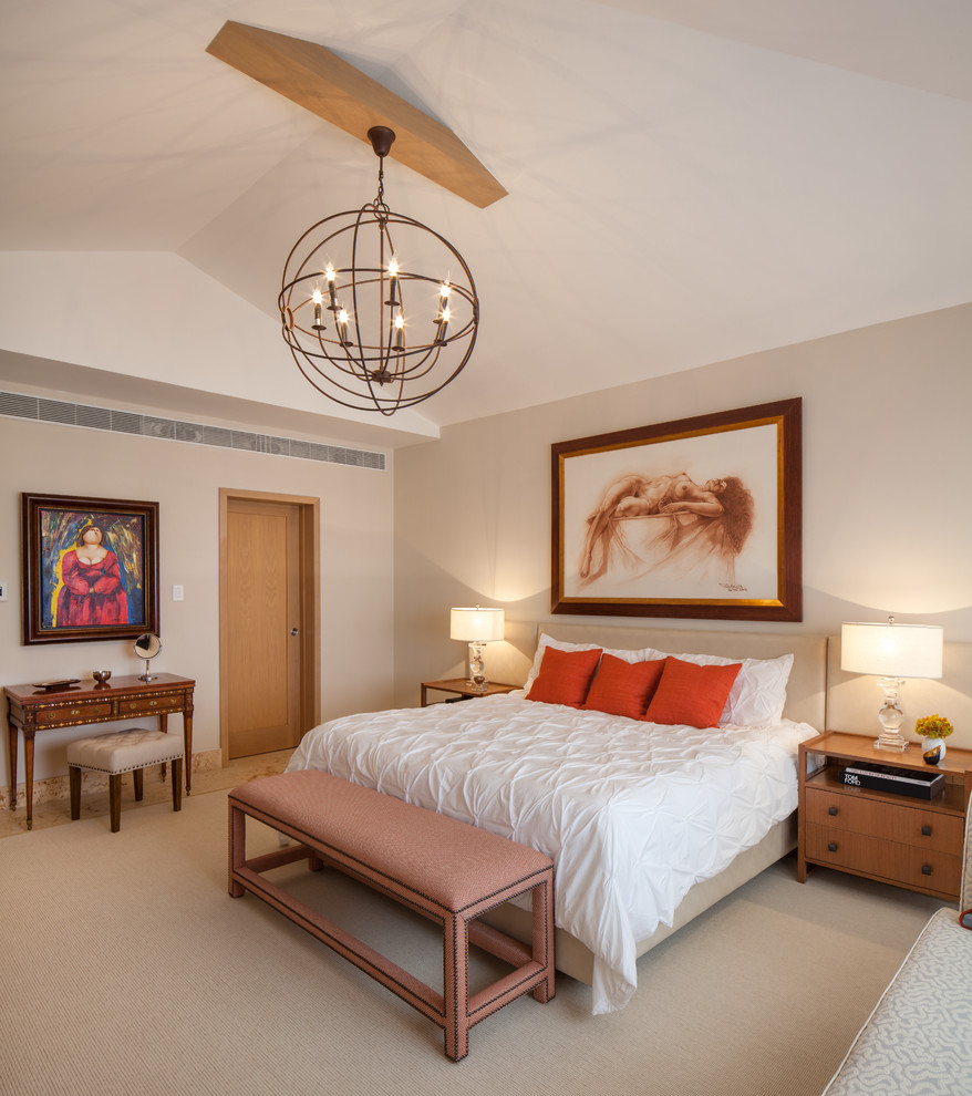 Großes Modernes Hauptschlafzimmer mit beiger Wandfarbe und Teppichboden in Sonstige