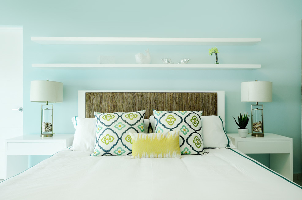 Ispirazione per una camera matrimoniale stile marino con pareti blu e pavimento con piastrelle in ceramica