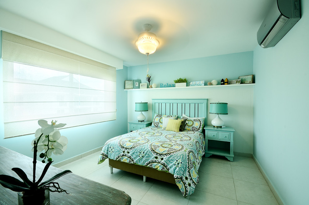 Idée de décoration pour une chambre marine avec un mur bleu et un sol en carrelage de céramique.