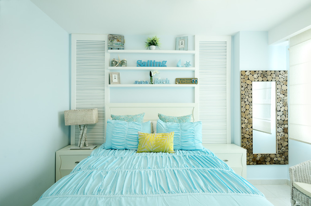 Idee per una camera da letto stile marinaro con pareti blu e pavimento con piastrelle in ceramica
