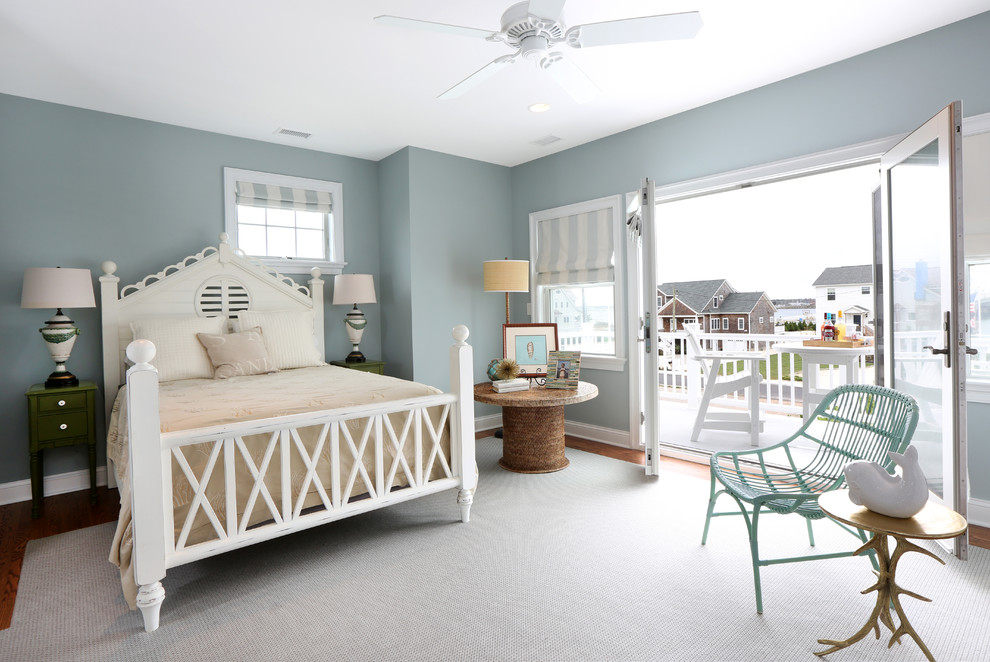 Пример оригинального дизайна: хозяйская спальня среднего размера в морском стиле с синими стенами и паркетным полом среднего тона